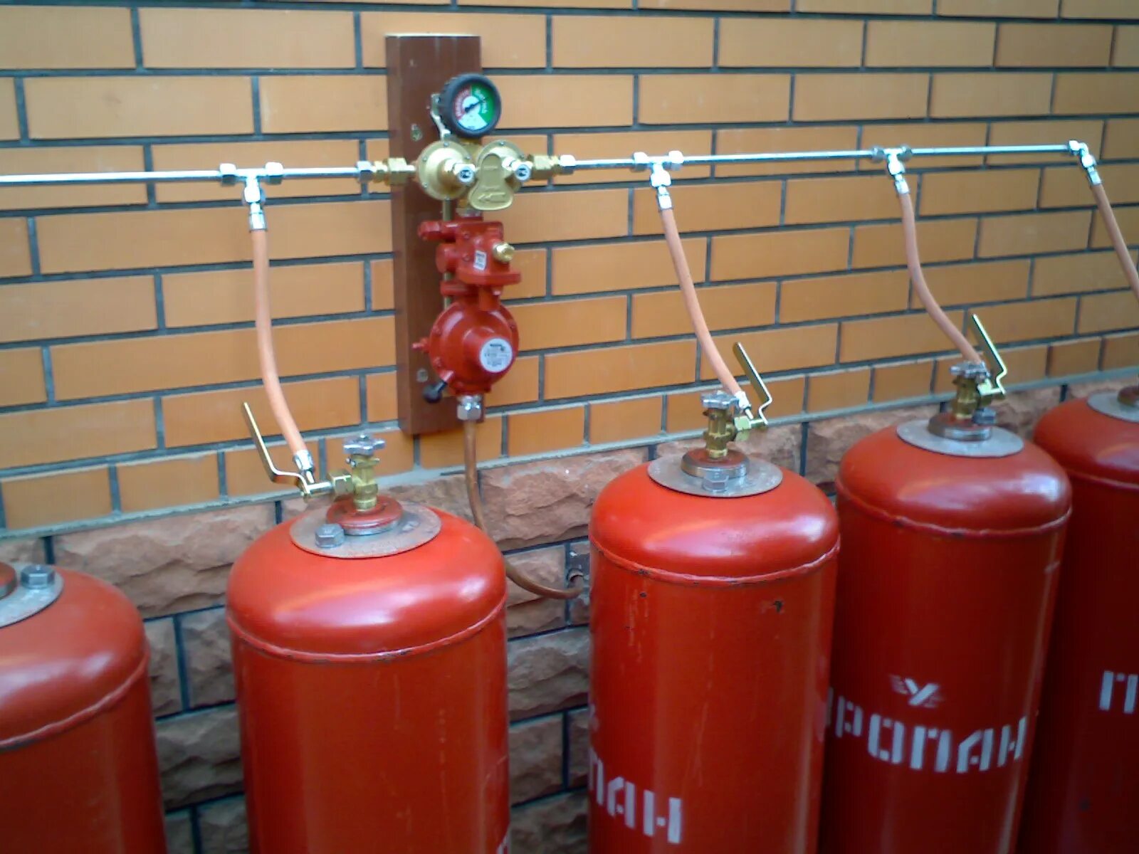 Домик для газового баллона на даче. Отопление баллонным газом. Установка газового баллона в доме. Газовые баллоны для дачи. Домик для газового баллона.