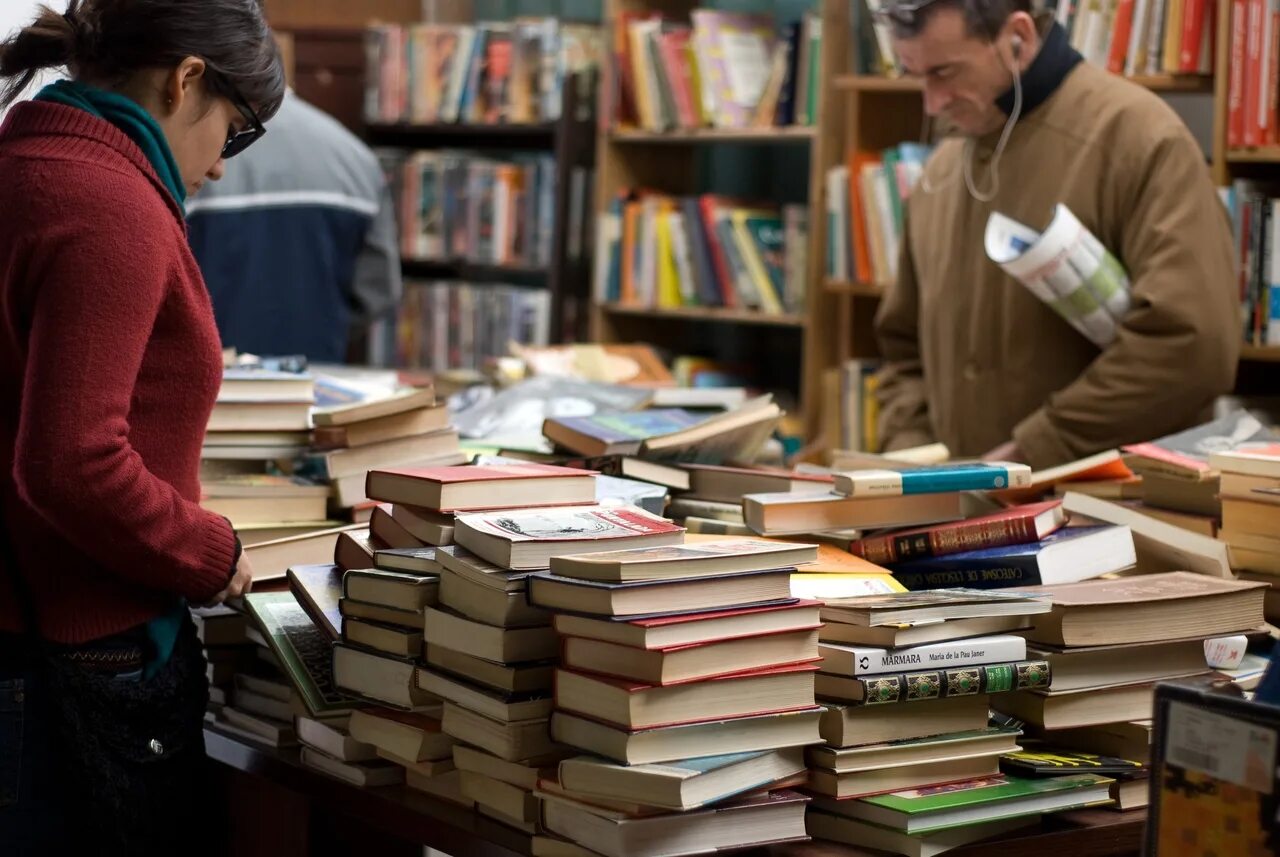 Книги в библиотеке. Читатели в библиотеке. книжки в библиотеке. книжный человек. люди в библиотеке.