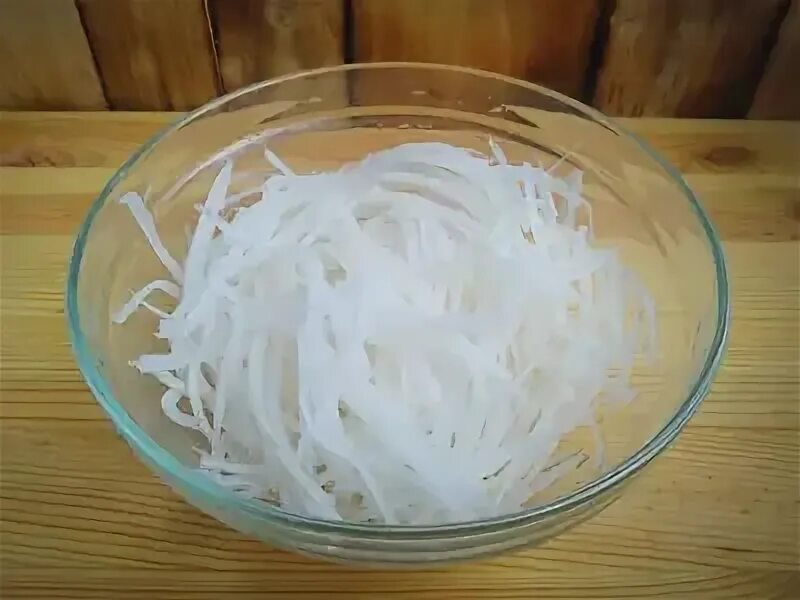 Маринованный дайкон по корейски рецепт. Маринованный дайкон по корейски рецепт. Салат из корейской редьки. Корейские салаты. Спагетти из дайкона.
