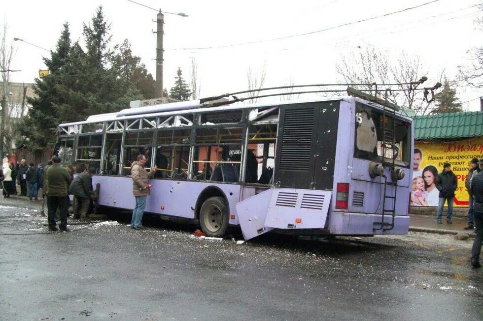 Боссе донецк обстрел. Обстрел остановки транспорта «донецкгормаш» в донецке. Обстрел остановки транспорта «донецкгормаш» в донецке. Обстрел троллейбуса на боссе в донецке 22 января 2015 года. 22 января 2015 года донецк боссе.