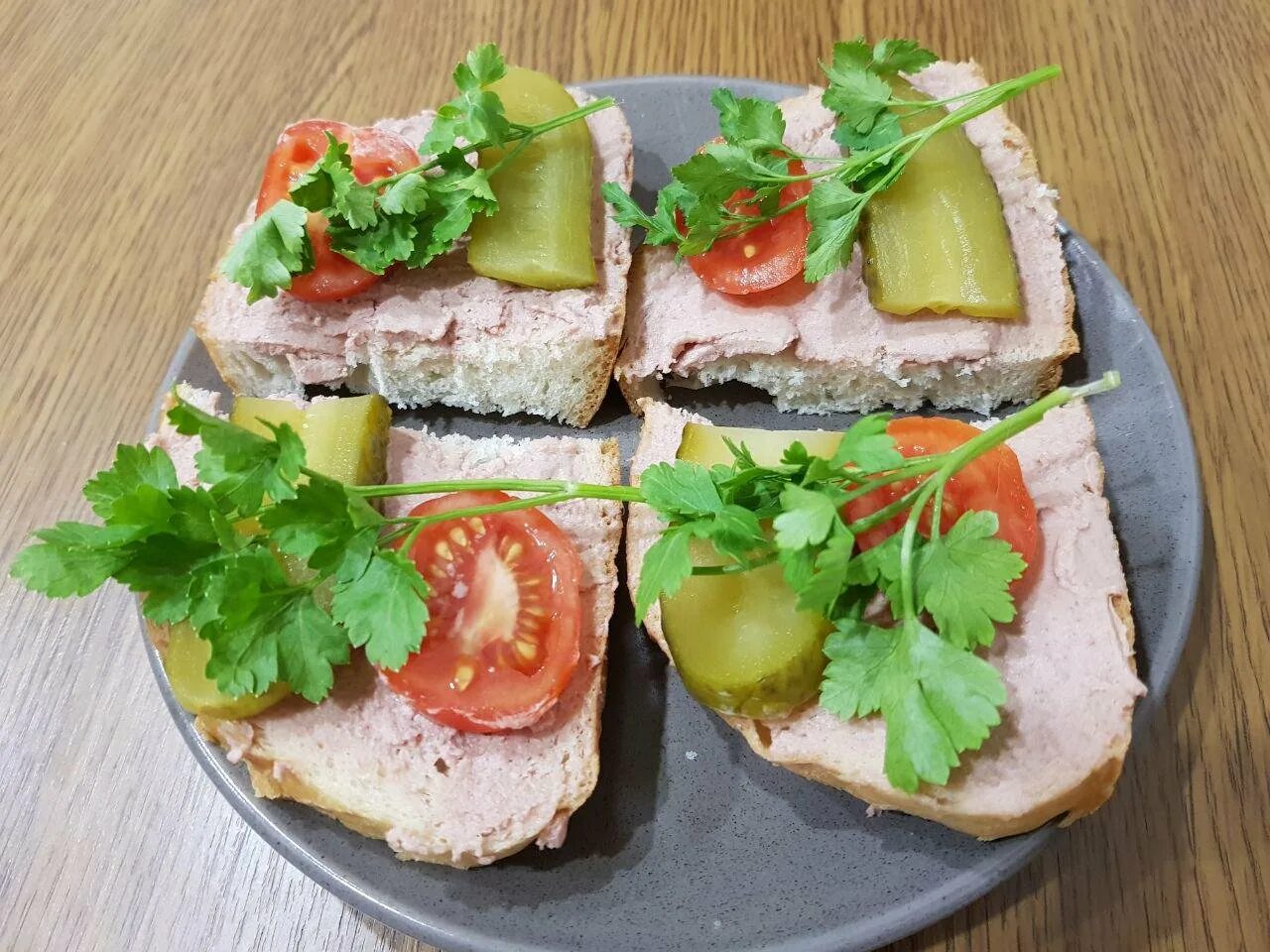 Какой вкусный бутерброд можно сделать. Бутерброды с паштетом. бутер с паштетом. треугольные бутерброды. бутерброды с печеночным паштетом.