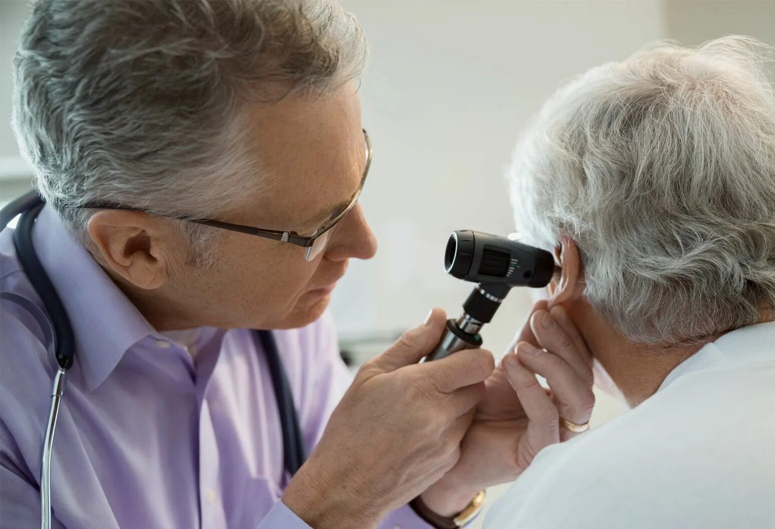 Снижение слуха у пожилых людей. Слух у пожилых. Тугоухость у пожилых. Нарушение слуха у пожилых. Нарушение слуха у пожилых.