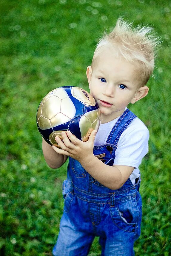 Маленький футболист. Мальчик футболист. Футбольная форма для мальчиков. Дети футболисты. Коля играл в футбол