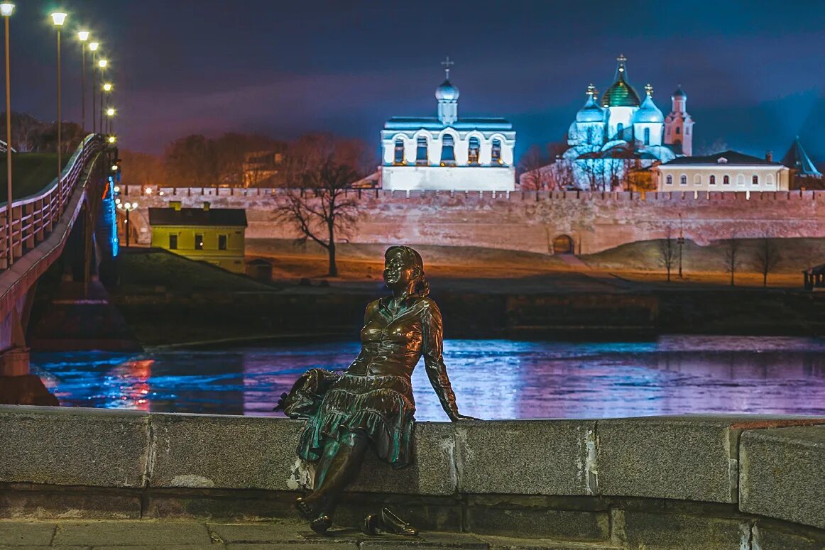 Великий новгород переехать. Ночной Великий Новгород. Белые ночи Великий Новгород. Вечерний Кремль Великий Новгород. Кремль Великий Новгород ночью.