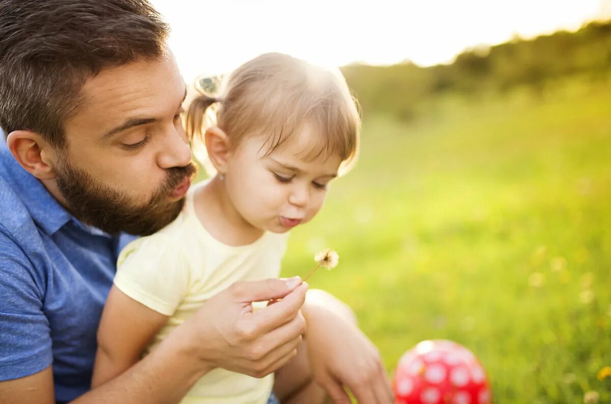 Daddy loves daughter. Детям о папе. Отцы и дети. С днем отца.