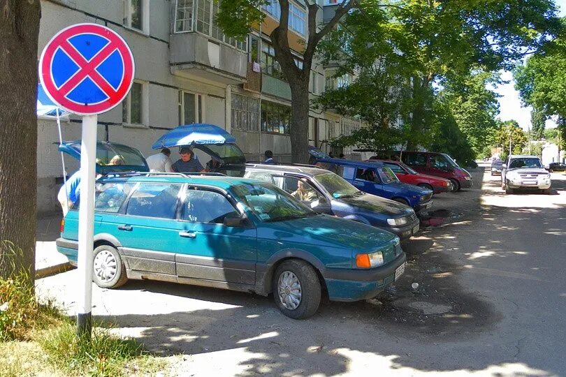 Парковка в неположенном месте. Остановка в неположенном месте. Нарушение правил парковки. Припарковался в неположенном месте.