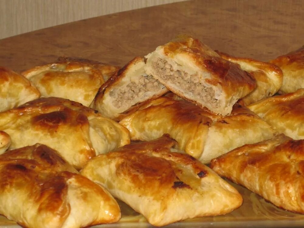 Пирог с мясом из бездрожжевого теста. Слоеные пирожки. слоеные пирожки с мясом. пирожки из слоеного бездрожжевого теста. пирожки дрожжевые слоеные.