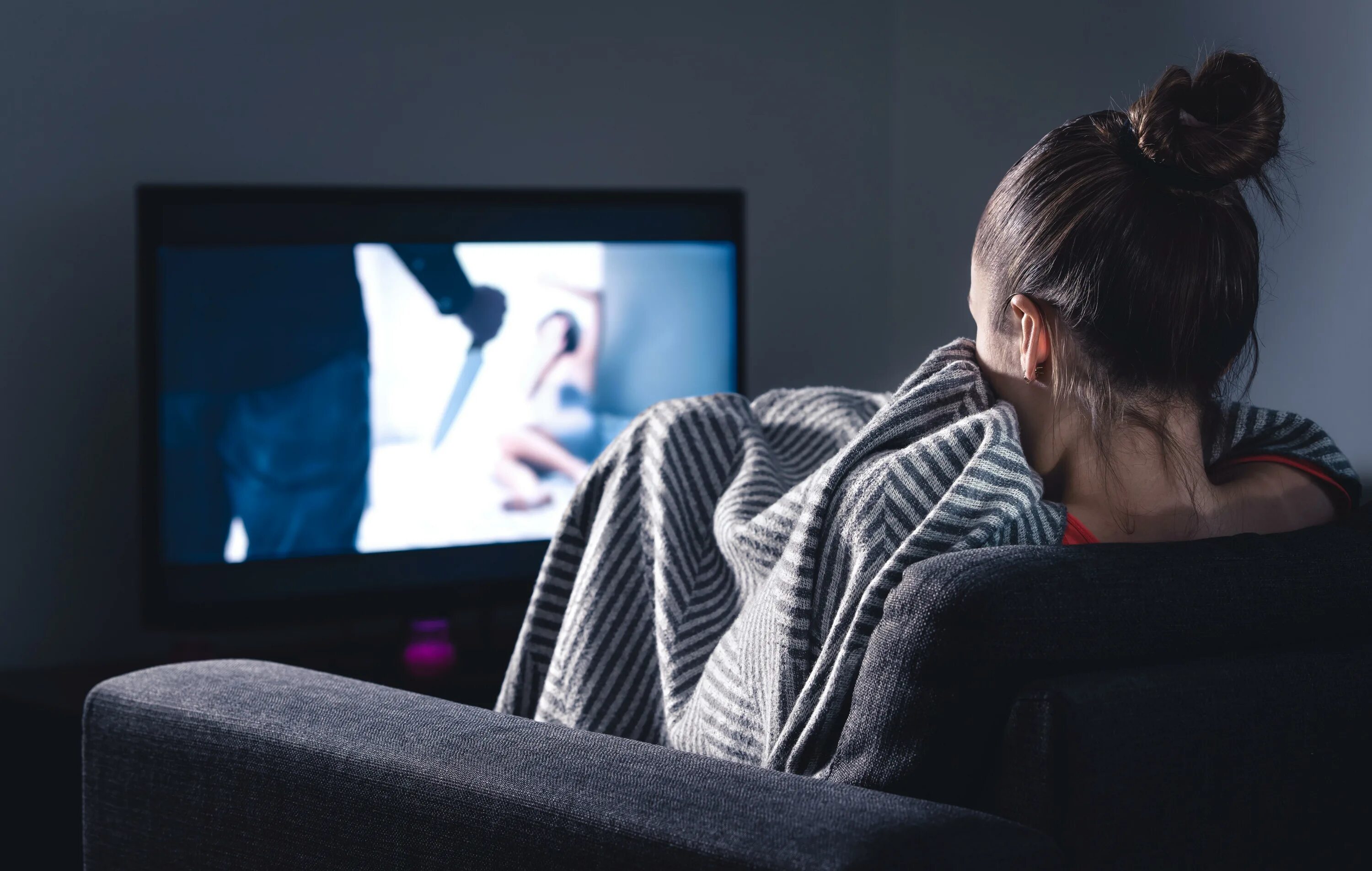 She don t watch tv. Человек телевизор. Человек сидит перед телевизором. Девушка перед телевизором.