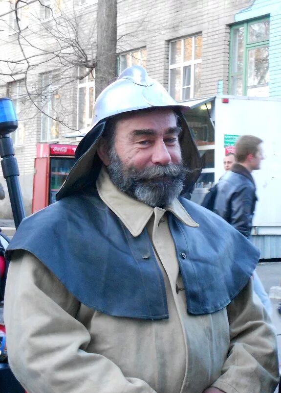 Пожарный с усами. Пояс пожарного со страховочным усом. Усы пожарного. Усы пожарного. Усы пожарного.