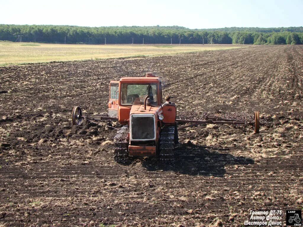 Село тракторное. Трактор ДТ 75 В поле. Трактор ДТ 75 боронование. ДТ 75 С БЗСС-1. Пахота на ДТ 75.