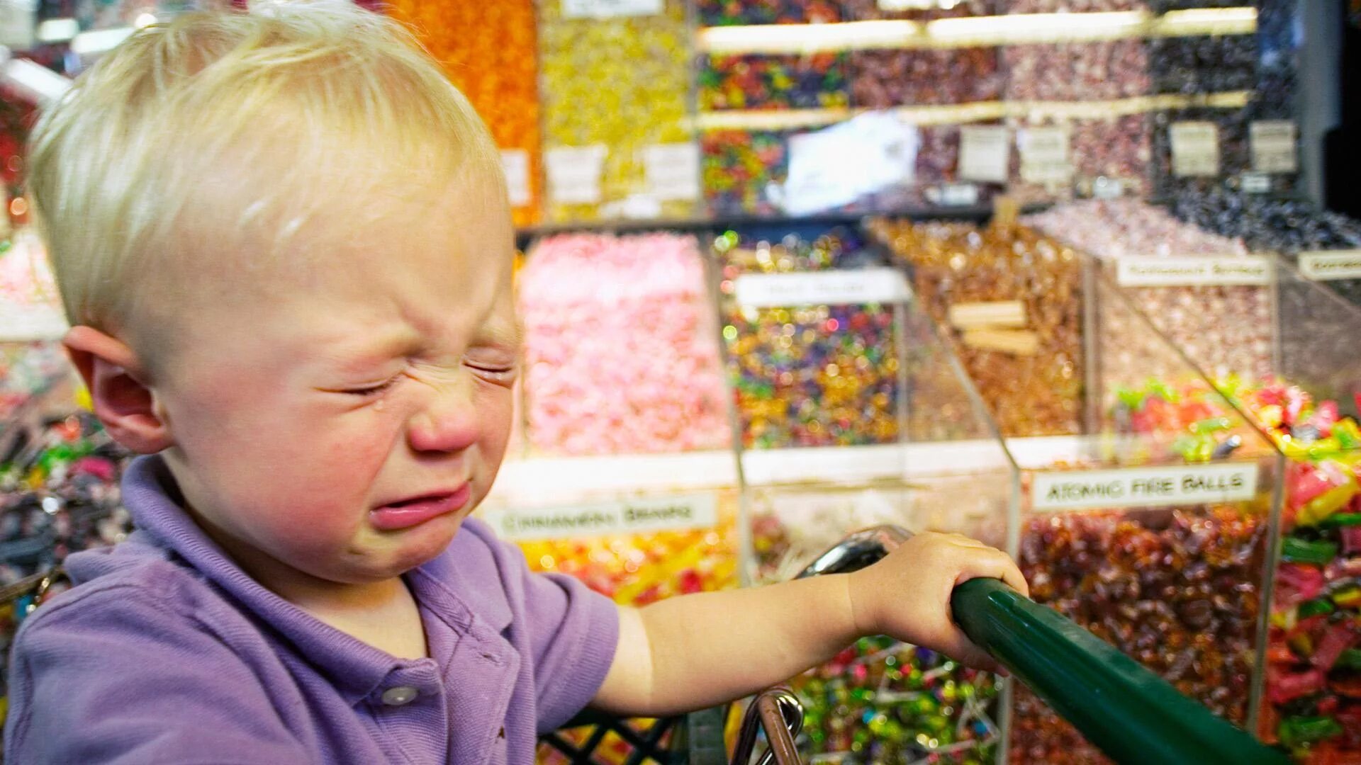 Ребенок в магазине. Хочу продать ребенку. Новорожденнийребенок и деньги. Торговля детьми. Ребенок.