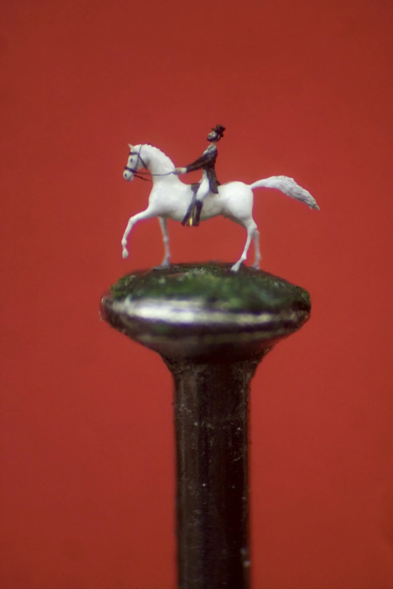 Микро скульптуры виллард виган. Микро скульптуры виллард виган. Необычные миниатюры. Micro sculptures. Из грифеля карандаша вырезают птицу в клетке.