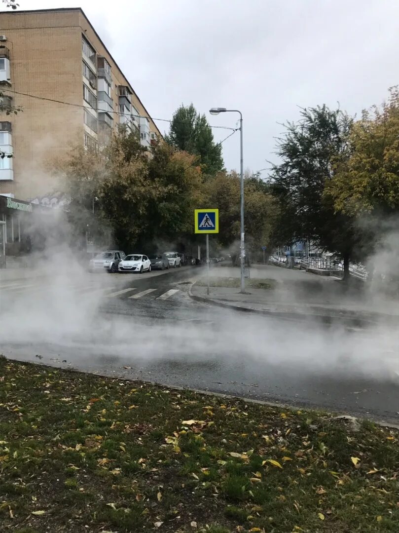 Ул Подвойского затопило горячей водой. Термальные воды Самара. Прорыв трубы отопления на улице парит. Горячая вода.