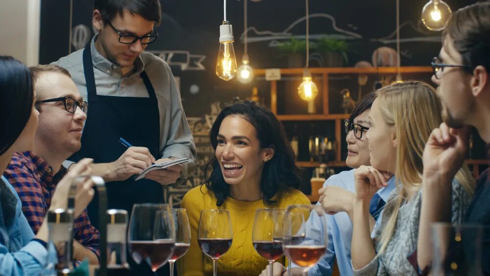 Friends eating out. Люди за столом в ресторане. Люди отдыхают в ресторане. Люди обедают в ресторане. His friends in the restaurant.