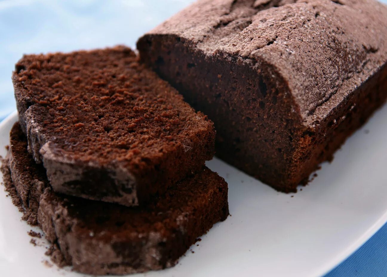 Простой шоколадный кекс с какао. Шоколадный Брауни манник. Кекс Брауни шоколадный. Шоколадный Брауни в хлебопечке. Шоколадный торт кекс Брауни.
