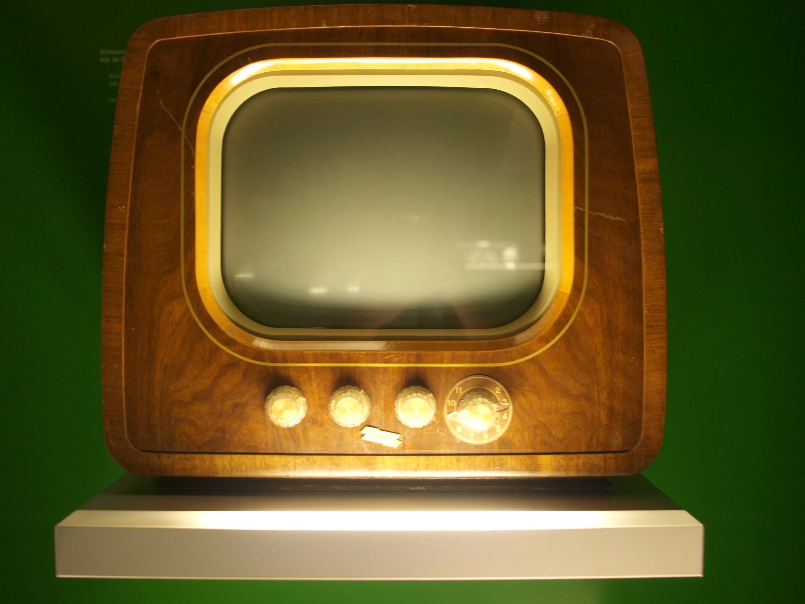 Когда был 1 телевизор. Первый телевизор. Самый первый телевизор. Старинный телевизор. Телевизор 20 века.