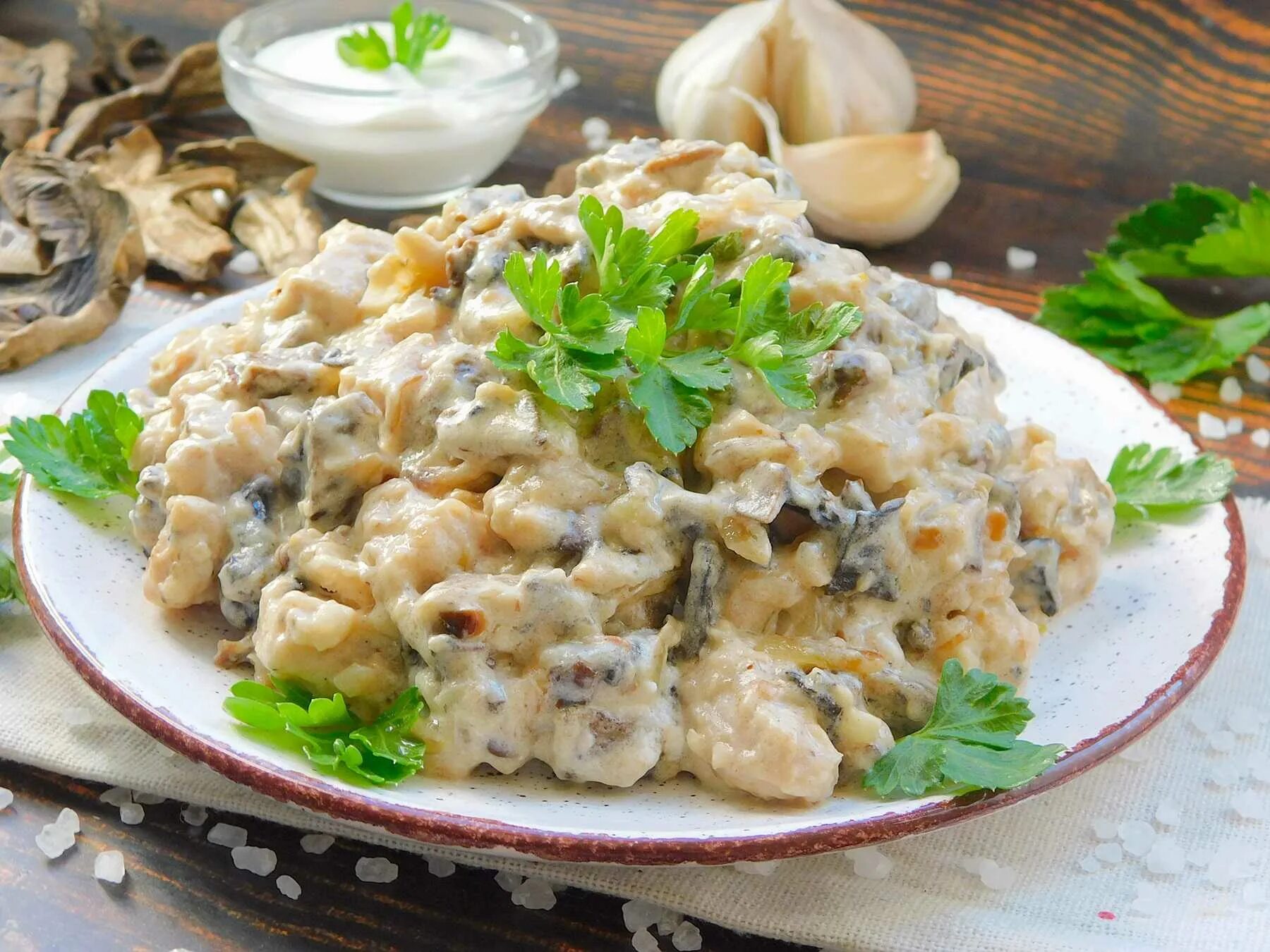 Говядина с грибами в сливочном соусе. Фрикасе из курицы с грибами в сливочном соусе. Курица с шампиньонами в сметанном соусе. Говядина с грибами в сливочном соусе. Бефстроганов из свинины в сметанном соусе.