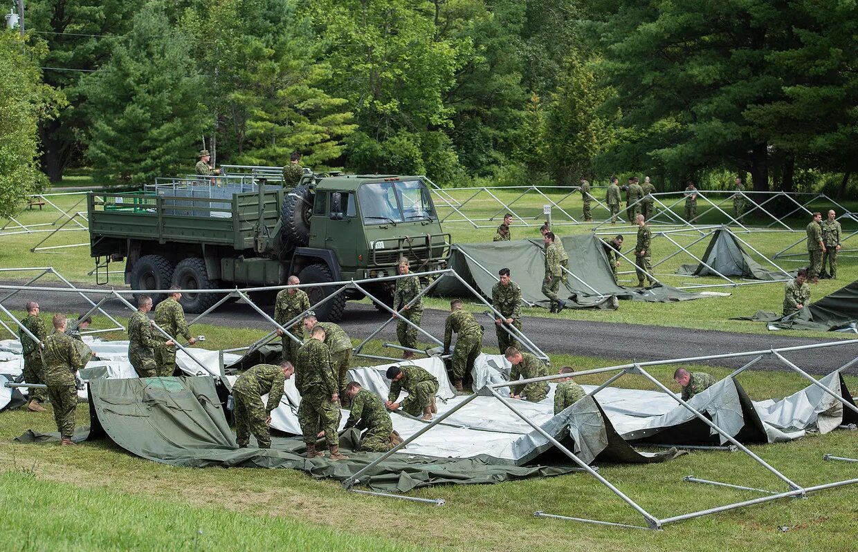 Лагерь беженцев в Канаде. Временный лагерь. Палатка Военная Канада. Лагерь милитари. Временный военный союз