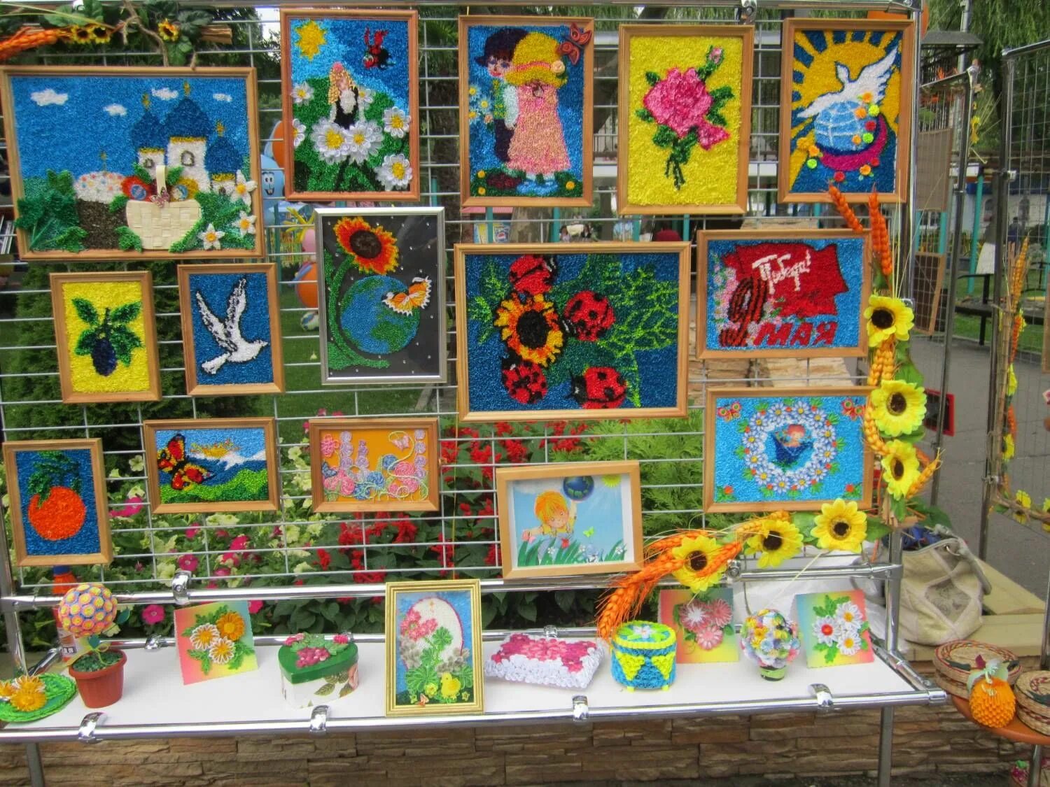 оформление выставки детских работ. выставка детских работ. выставка детского творчества. тематические выставки в детском саду. украшаем стену для выставки детских работ.