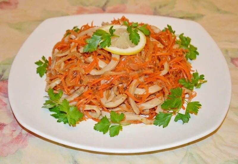 Рецепт кальмары корейская морковь. Салат из кальмаров и корейской моркови. Салат с кальмарами морковью и луком. Салат с кальмаром и корейской морковкой. Салат обжорка с кальмарами.