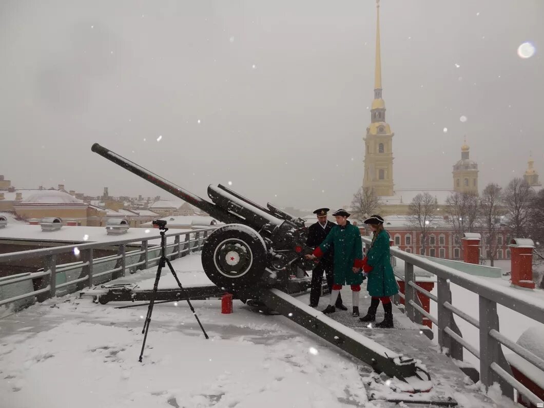 Где убили пушки. Пушки Петропавловской крепости в Санкт-Петербурге. Пушки Петропавловской крепости. Выстрелов пушки с бастиона Петропавловской крепости.