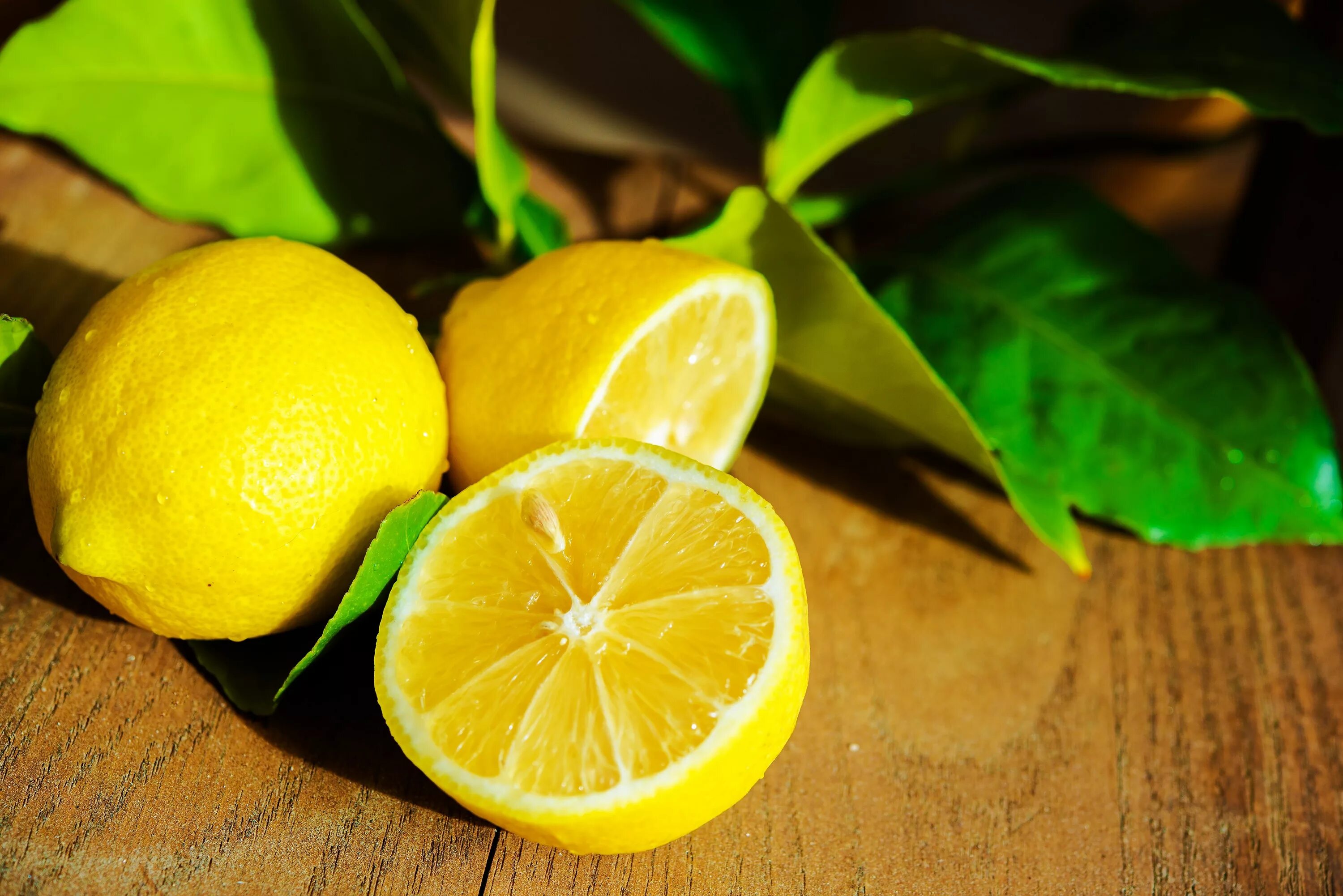 Лимон. Четвертинка лимона. Лимон на столе. Необычный лимон. Лимон один.