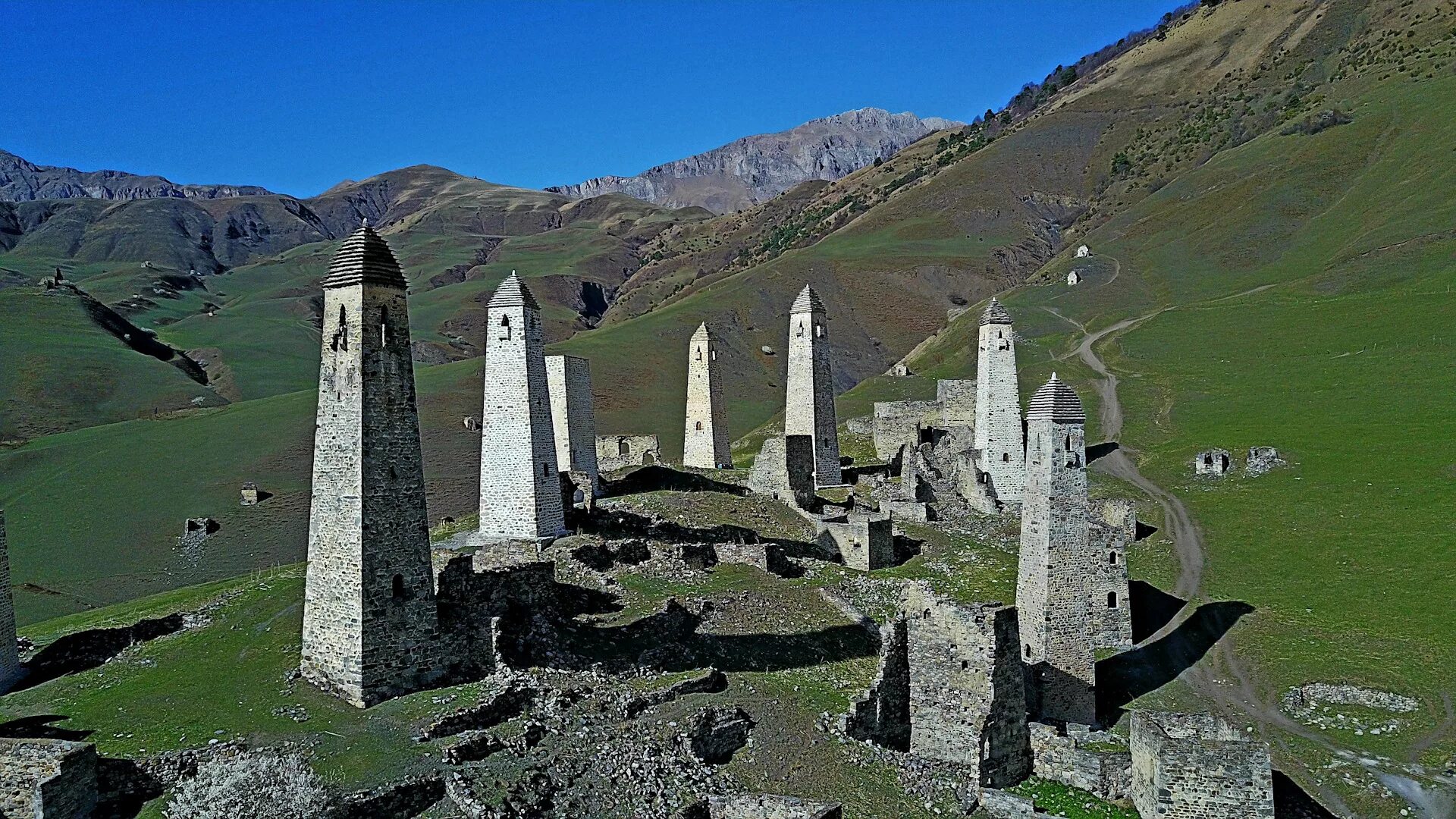 Родовые башни. Башни эрзи ингушетия. башенный комплекс эрзи. замковый комплекс эрзи ингушетия. аул эрзи ингушетия.