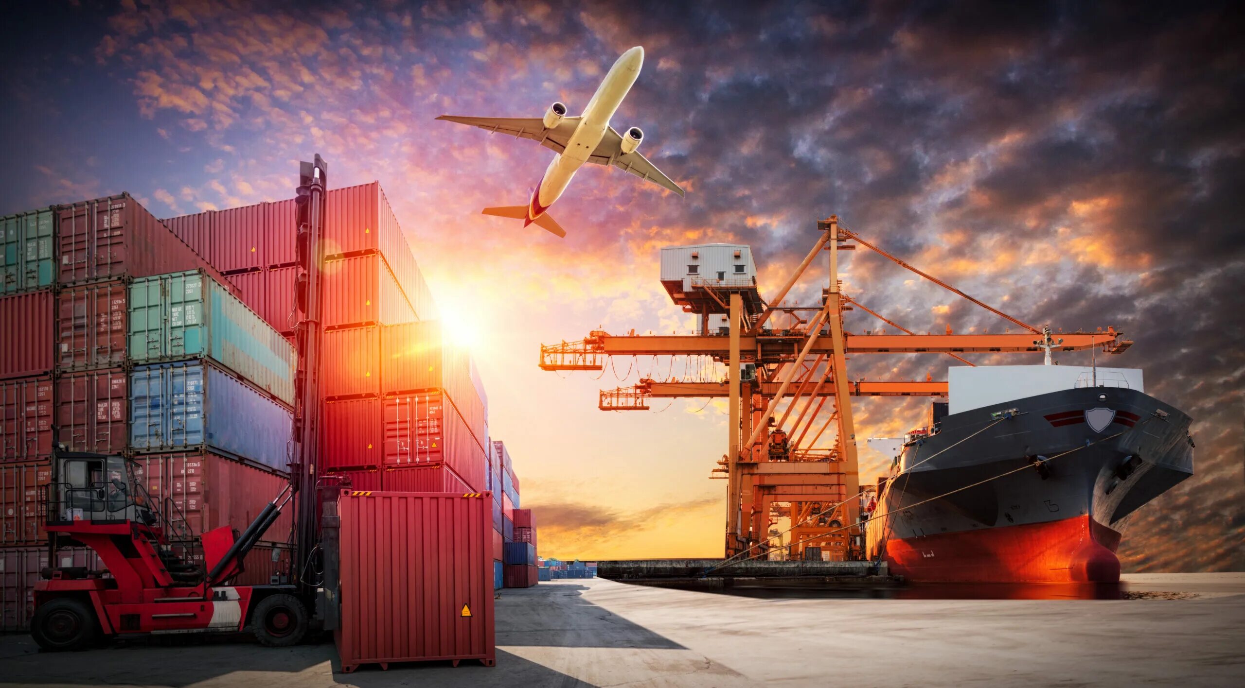 Судно в море. Экспорт. Международные перевозки. Экспорт. Мультимодальные перевозки.