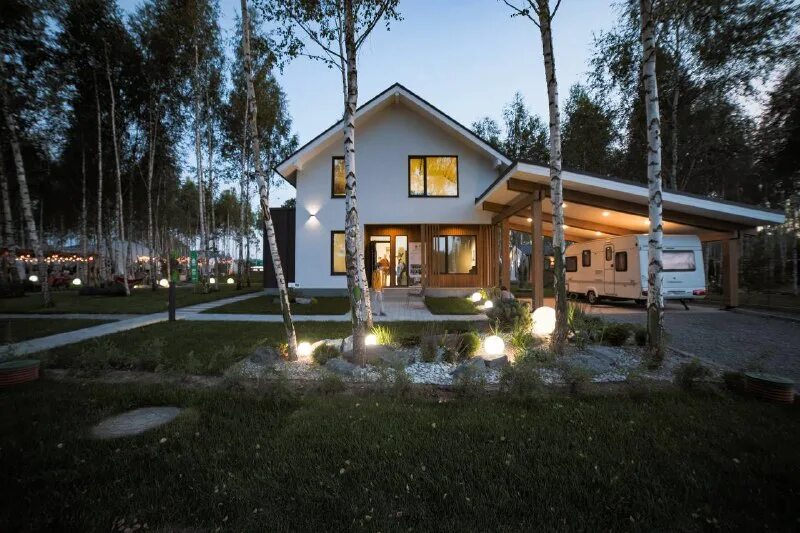 фасадные светильники. декоративное освещение в доме. подсветка дома из кирпича. посёлок комарово санкт-петербург курортный район. осветить новый дом.