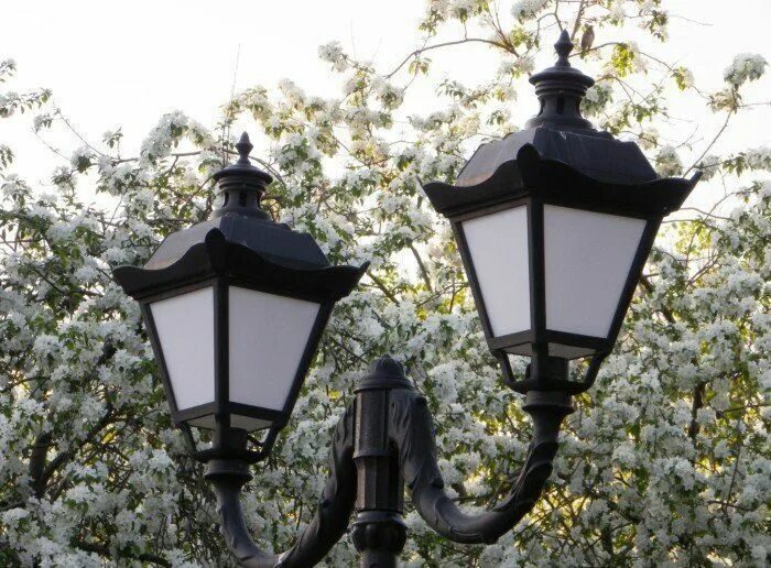 Светильник парковый ретро. Светильник уличный Fumagalli Iesse White Opal e27. Парковые фонари ретро. Парковый светодиодный светильник ретро.