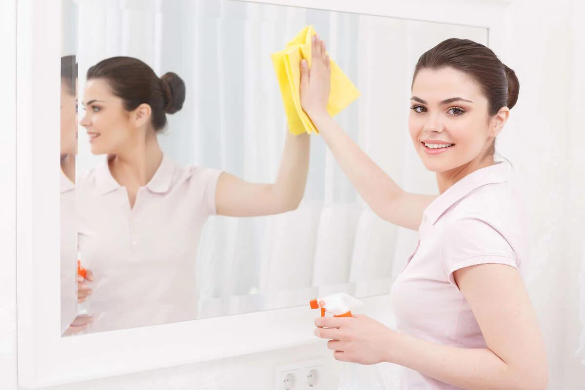 Зеркало мытье развод. Уборка ванной комнаты. Мытье зеркал. Протирка зеркала. Девушка протирает зеркало.
