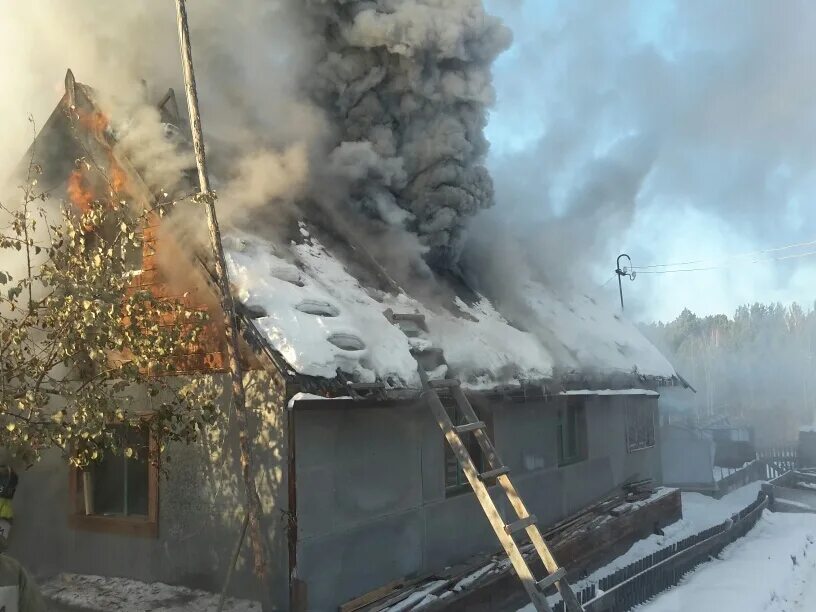 Пожар в Жигалово 18.10.2022. Жигалово пожар. Пожар в Бодайбо. Сгоревшие здания в Жигалово.