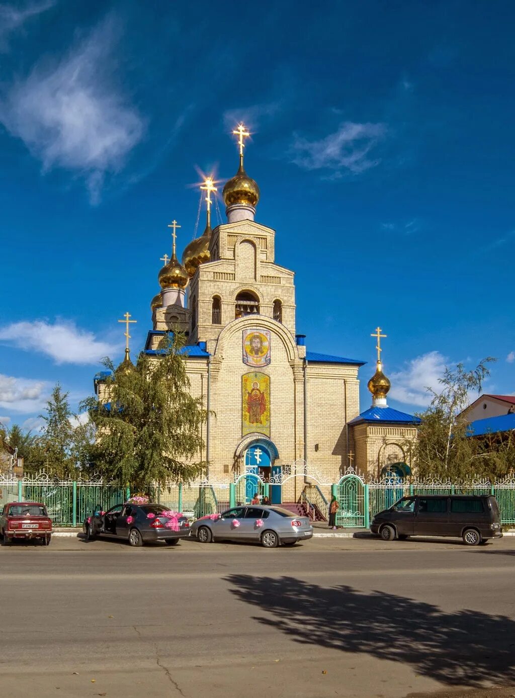 Церковь в кустанае. Город Кустанай Казахстан. Константино-Еленинская Церковь Кустанай.