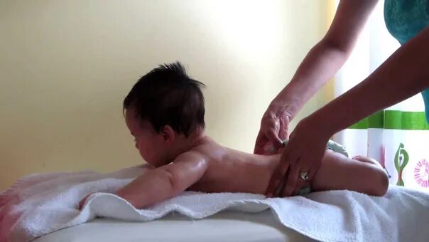 Сын делает мама массаж видео. Детский массаж. Детский массаж мальчику. Детский массаж ягодиц. Мальчишки на массаже.