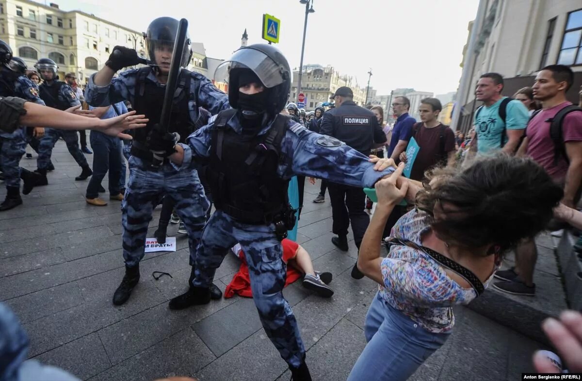 ОМОН разгоняет митинг в Москве. Против нападения