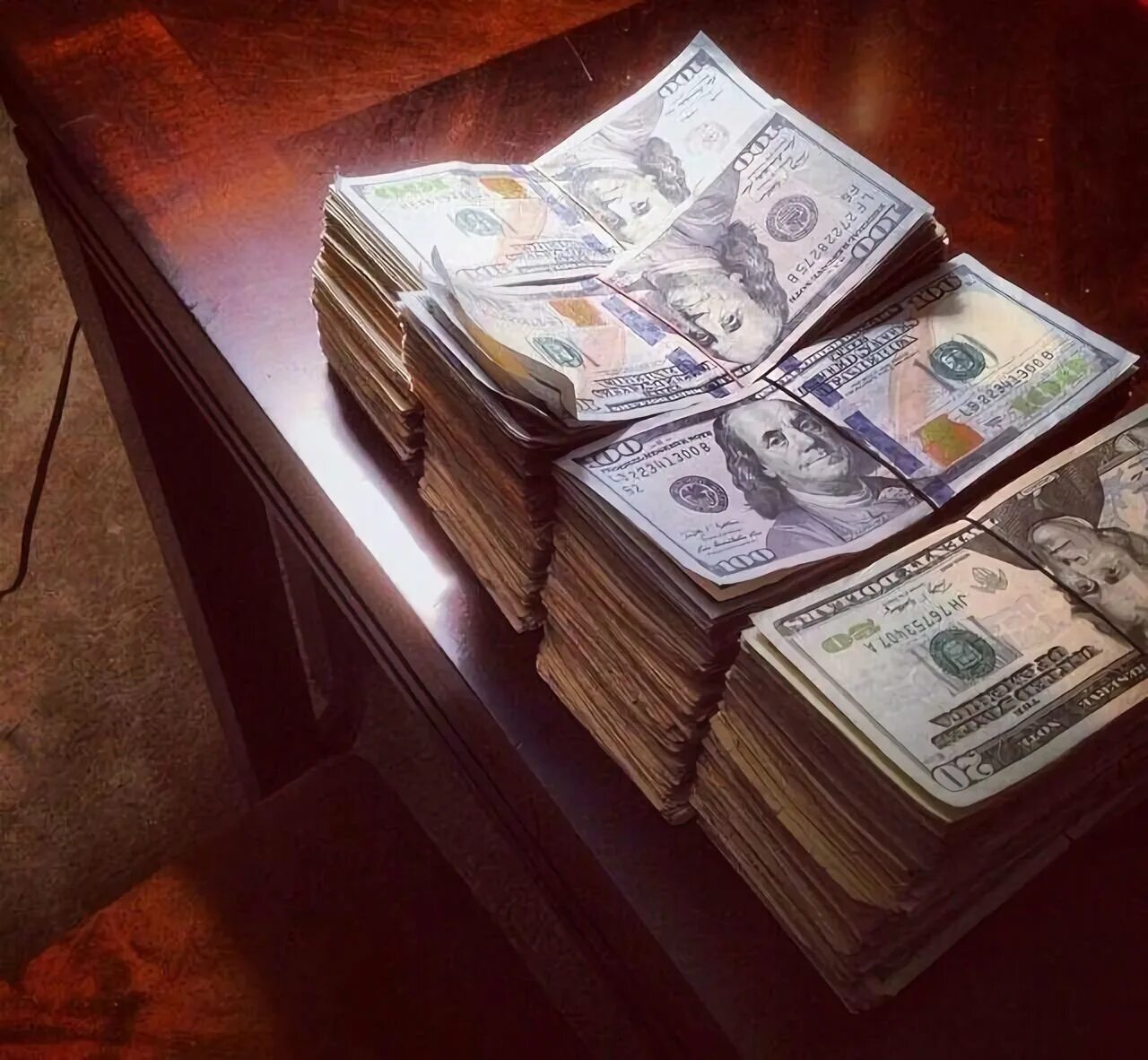Пачки долларов на столе. Доллары на столе. Деньги на столе. Пачка денег на столе.