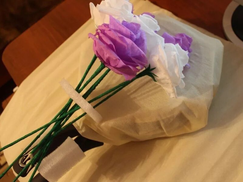 Упаковать сковороду в подарочную бумагу. Деньги в подарок. Как упаковать сковородку в подарок. Оригинально упаковать сковороду в подарок. Во что упаковать сковородку в подарок.