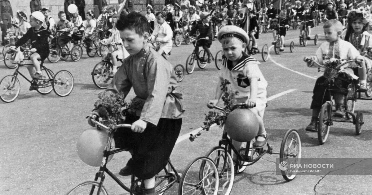 Советские дети на демонстрации. Дети на велосипеде СССР. 1 Мая демонстрация СССР дети. Советская демонстрация.