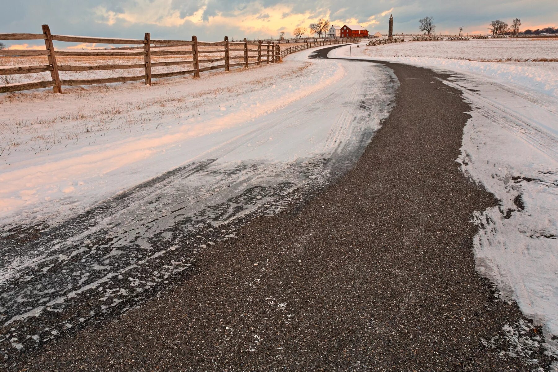 Зачем земле снег. Заснеженная дорога. Грунтовая дорога зимой. Снег на асфальте. Дорога припорошенная снегом.
