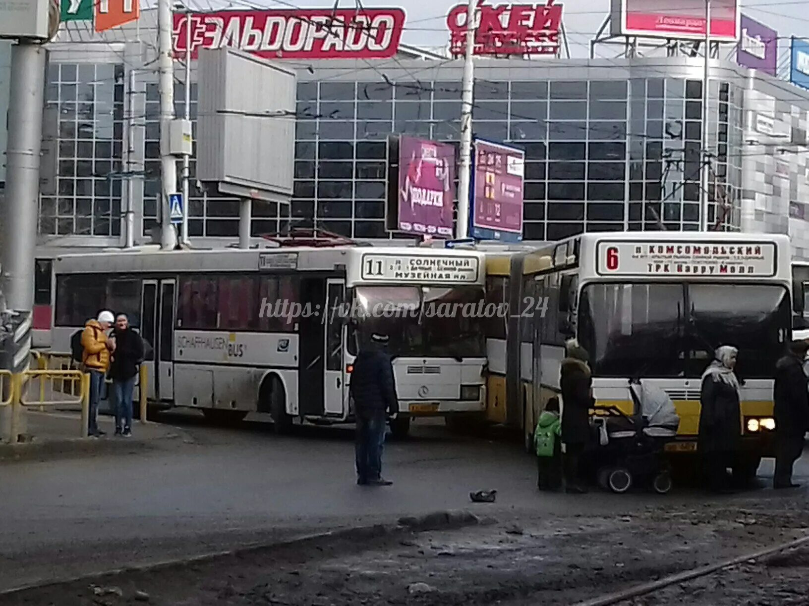 Сенной рынок, Саратов, большая Горная улица. Автобусы Саратова. Транспортный коллапс автобус. Сенной рынок маршрут.