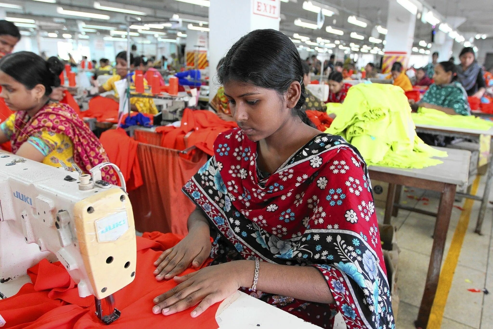 Made in bangladesh. Фабрики Бангладеш. Швейная фабрика в Бангладеш. Текстильное производство. Швейные заводы в Бангладеш.