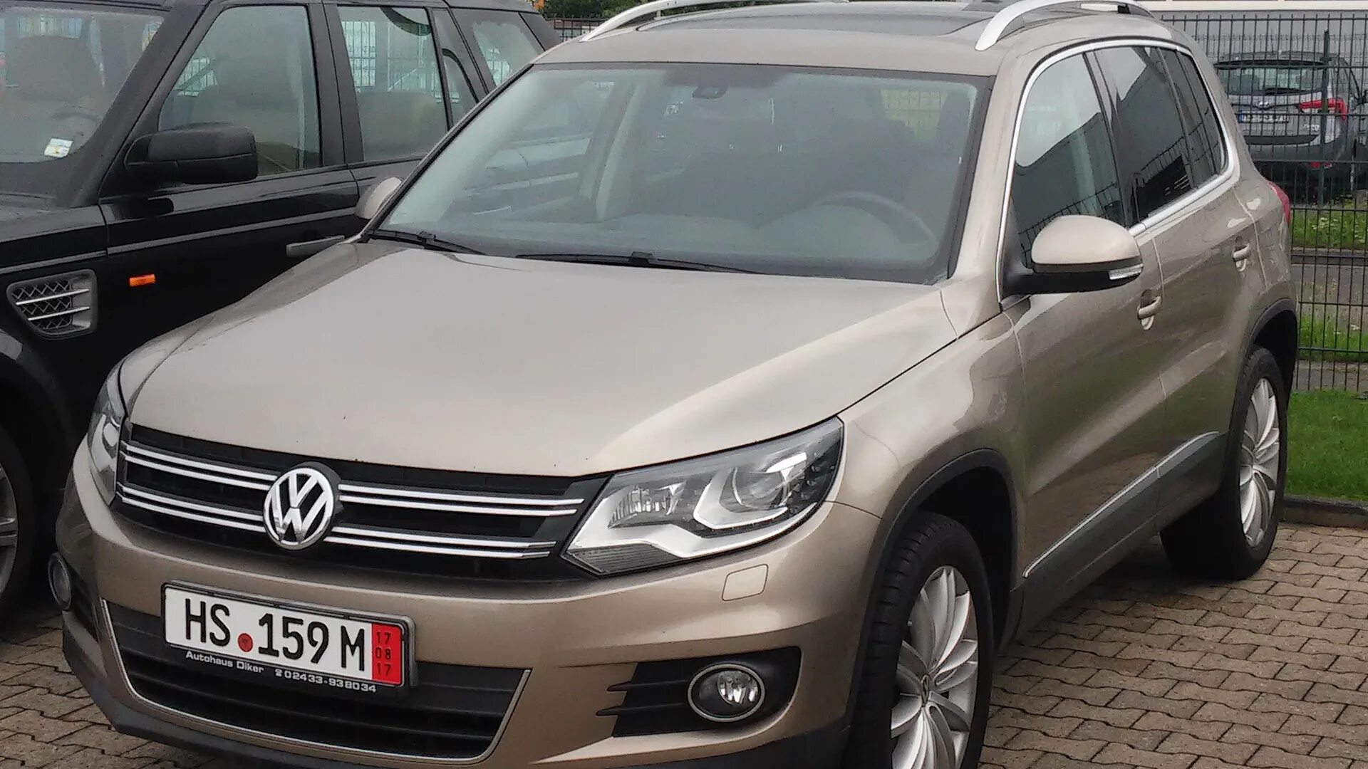 Volkswagen tiguan 2.0 at. Тигуан 1g. Тигуан Титаниум. Тигуан бежевый Titanium металлик. VAG (Volkswagen) бежевый металлик, Titanium Beige.