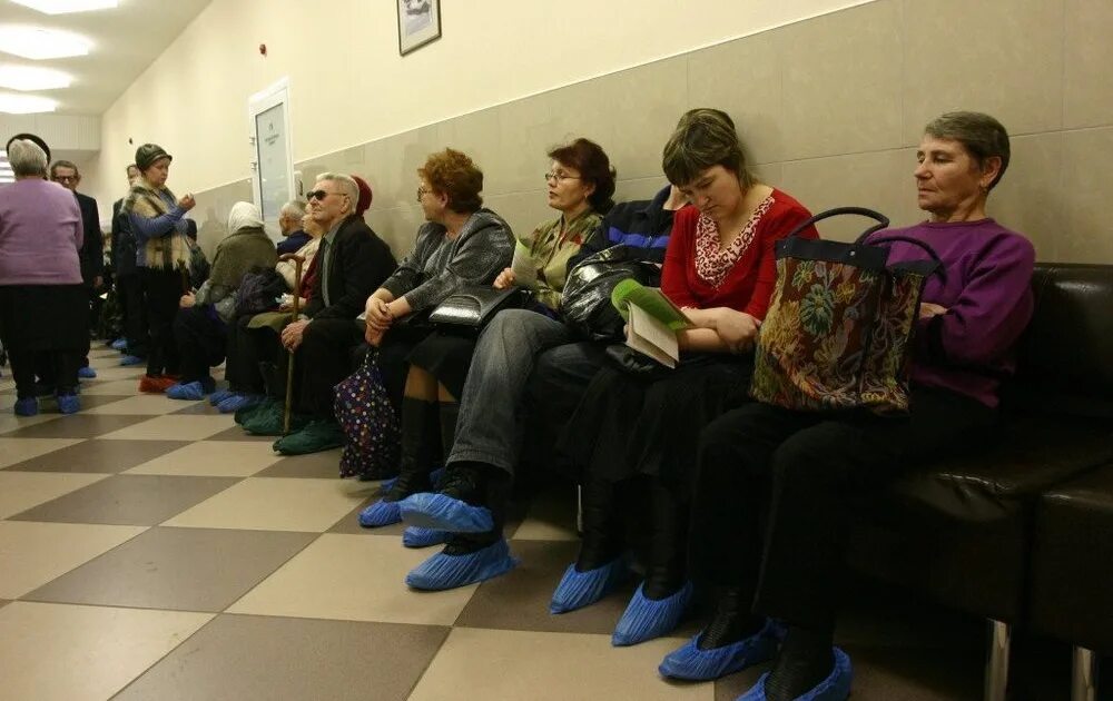 Очередь в поликлинике. Люди в очереди в больнице. Пациенты в очереди. Очередь в регистратуру поликлиники. Очереди на прием.
