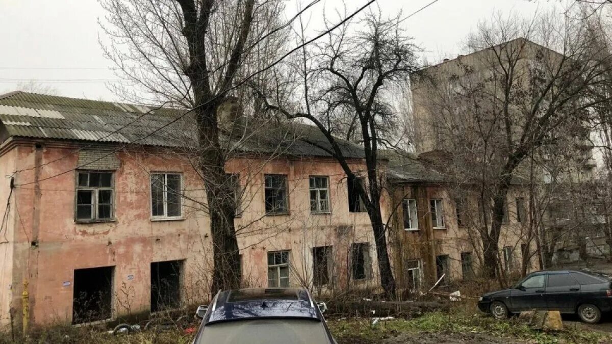 Саратов аварийные дома. Аварийный дом. Расселение аварийного жилья. Аварийное жилье в России. Расселение аварийного жилья в томске 2024 году