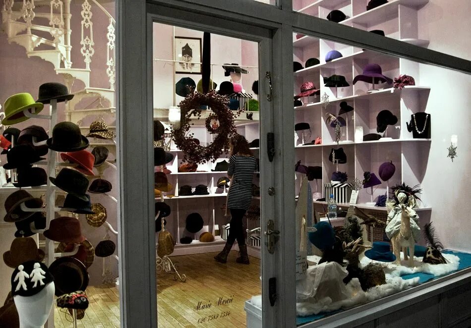 Hat shop. Витрина магазина шляп. Шляпный магазин витрина. Красивые витрины магазинов с шляпками. Идеи витрины магазина головных уборов.