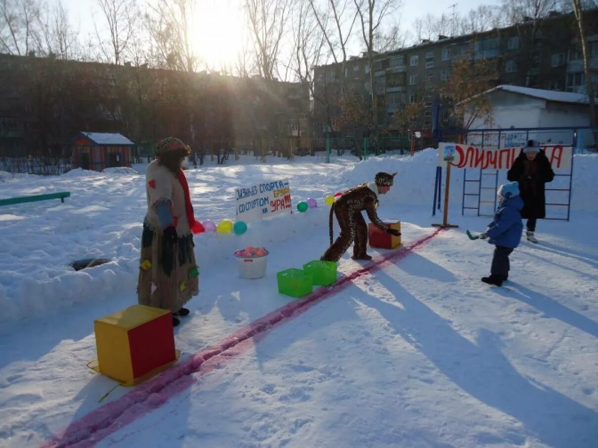 Зимние развлечения средняя группа. Зимние забавы в детском саду на улице. Зимние развлечения для детей на улице. Зимние развлечения для детей в младшей группе на улице.