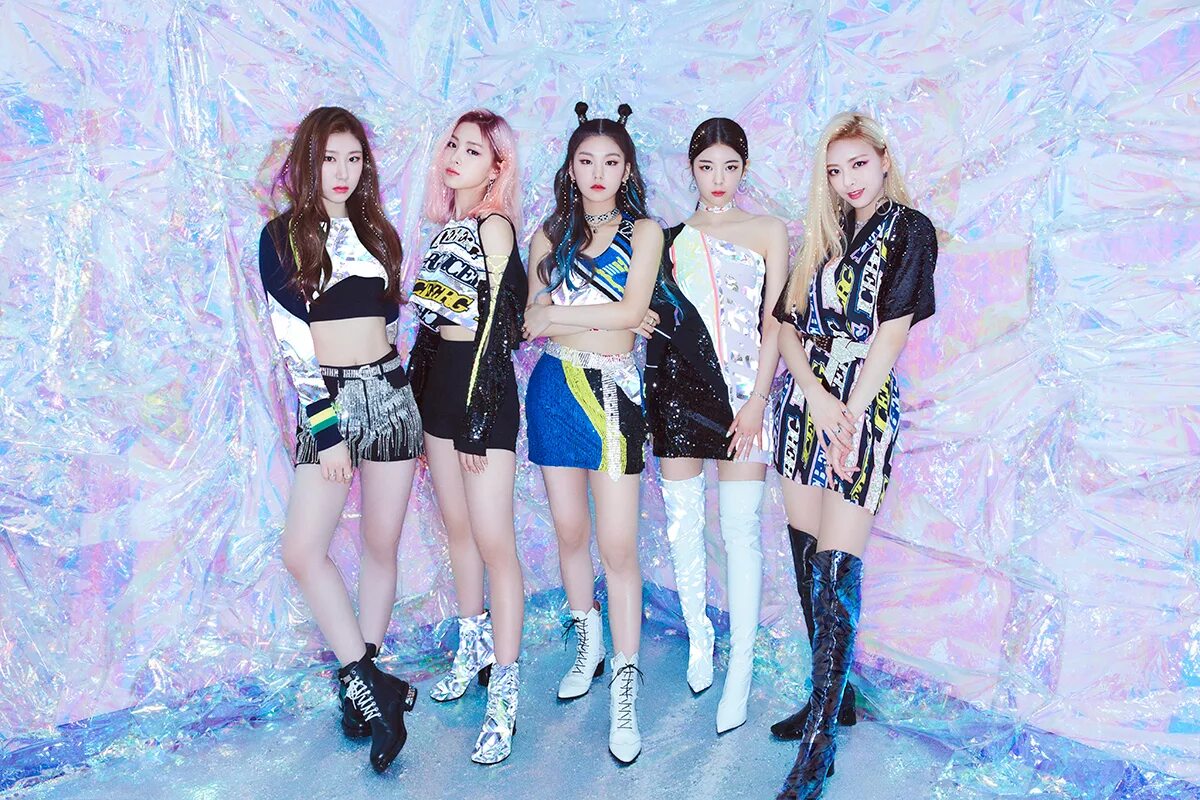 Itzy album. Группа itzy 2025. kpop группа itzy. группа itzy рюджин 2025. itzy группа icy.