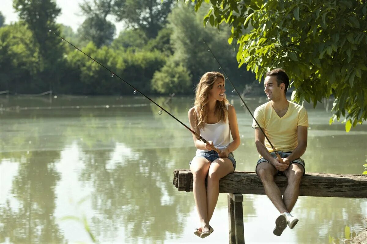 Ловлю на себе дам. Мужчина и женщина на рыбалке. Девушка рыбачит на озере. Рыбалка летом. Фотосессия рыбалка.