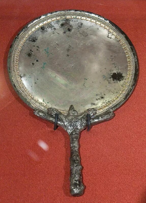 отражение природы в зеркале. 1 зеркальная. большое старинное зеркало. 1 зеркальная. 1 зеркальная.