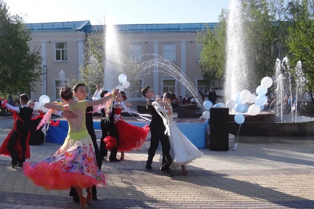 Стекло лабинск. Фонтан Усть-Лабинск. Кафе у фонтана Усть-Лабинск. Новый фонтан в Усть Лабинске. Площадь Родина Лабинск.